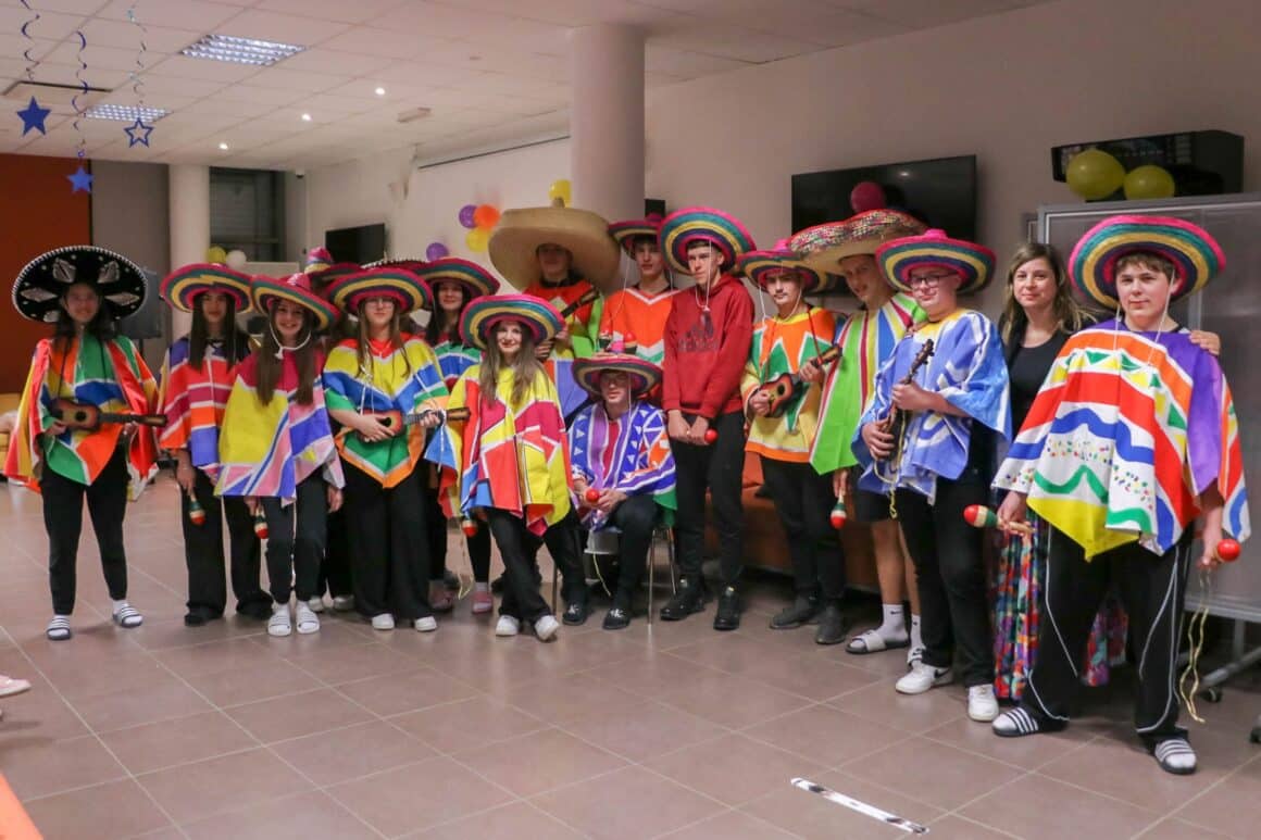 Veseli ples pod maskama